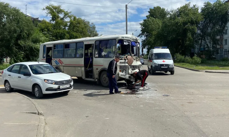Пассажиры автобуса пострадали в серьезном ДТП в Бийске
