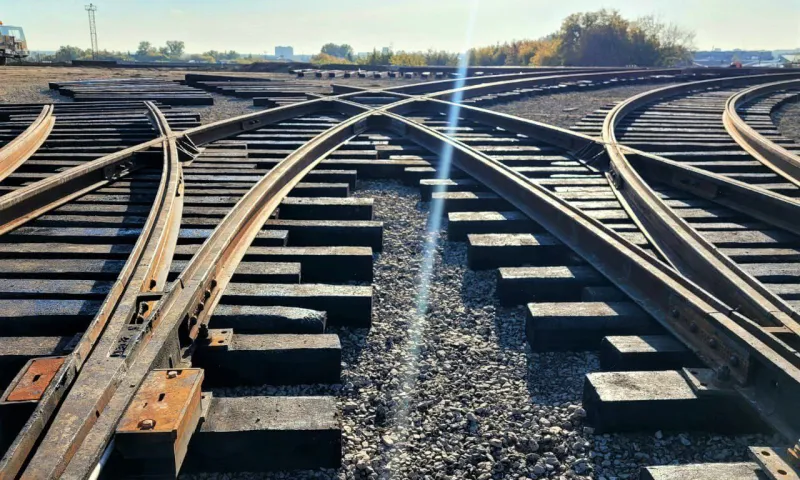 Устройство проезжей части продолжают на новом путепроводе в Барнауле