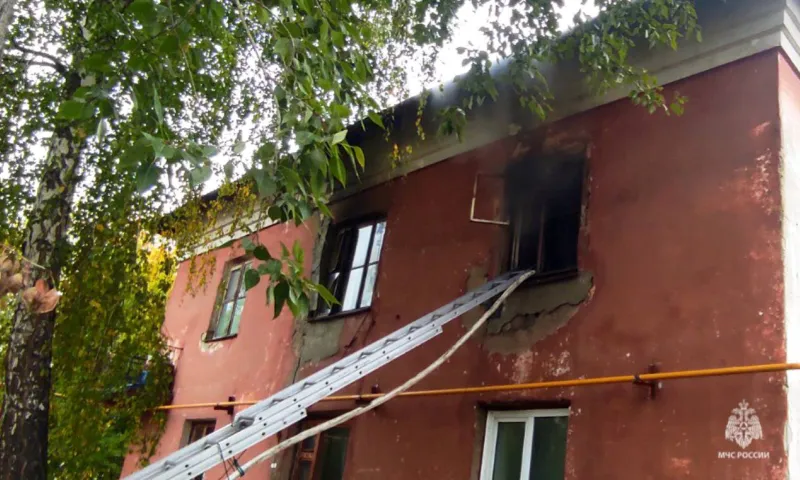 Аварийный дом загорелся на Потоке в Барнауле