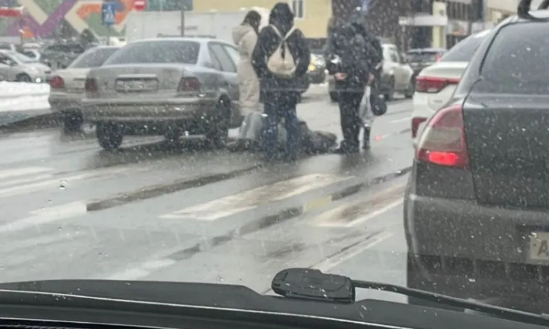 Пешехода сбили у одного из торговых центров Барнаула