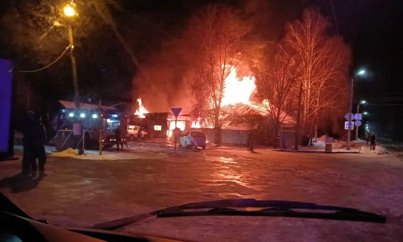 3 машины и постройки сгорели во время крупного пожара в Бийске