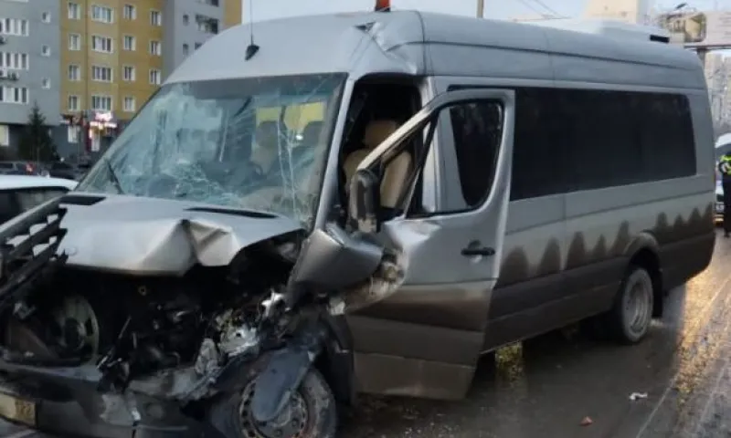Пьяный тракторист въехал в микроавтобус с детьми в Барнауле