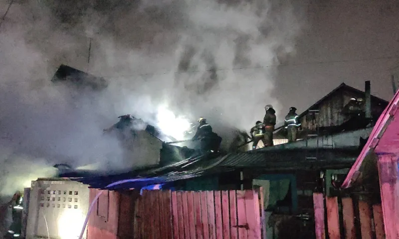 Двое человек погибли на крупном пожаре в частном секторе Барнаула