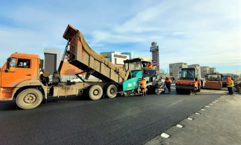Укладку нижних слоев асфальта завершили на строящемся мосту в Барнауле