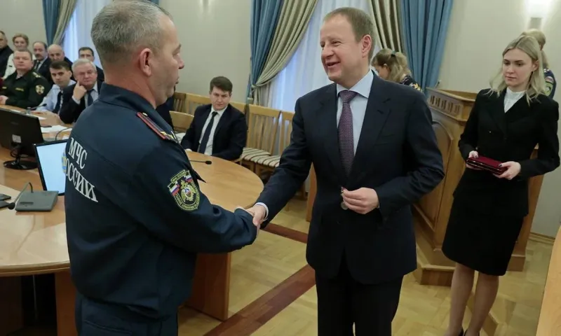 Губернатор Виктор Томенко наградил и поздравил алтайских спасателей 