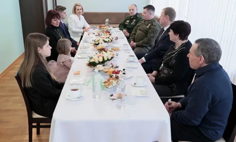 Губернатор Виктор Томенко встретился с семьями Героев России и участниками СВО