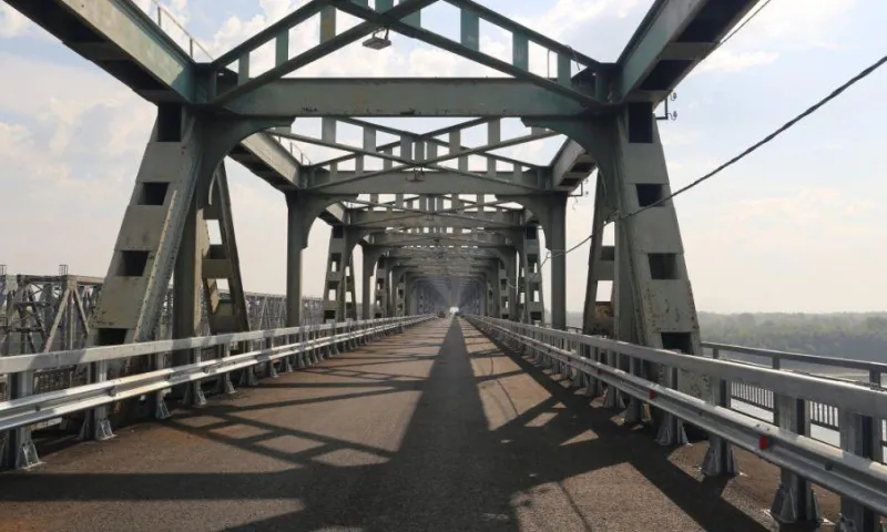 На Старом мосту в Барнауле меняют освещение