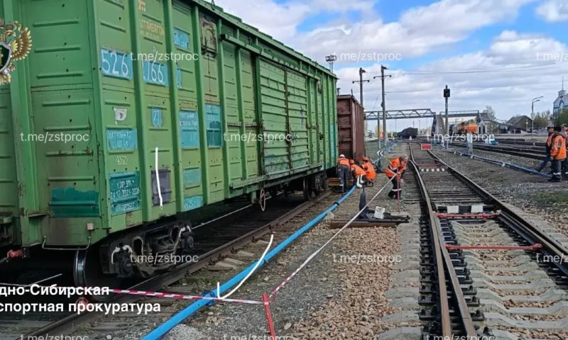 Грузовой вагон сошел с рельсов в Рубцовске