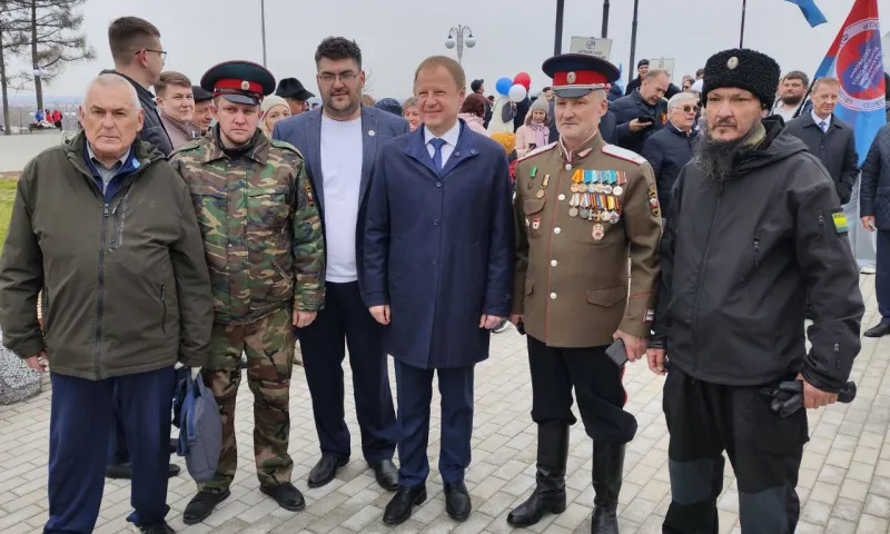 Виктор Томенко поздравил жителей Алтайского края у стелы «Город трудовой доблести» в Барнауле