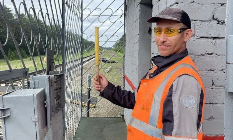 Работник предотвратил ДТП с пассажирским поездом в пригороде Барнаула