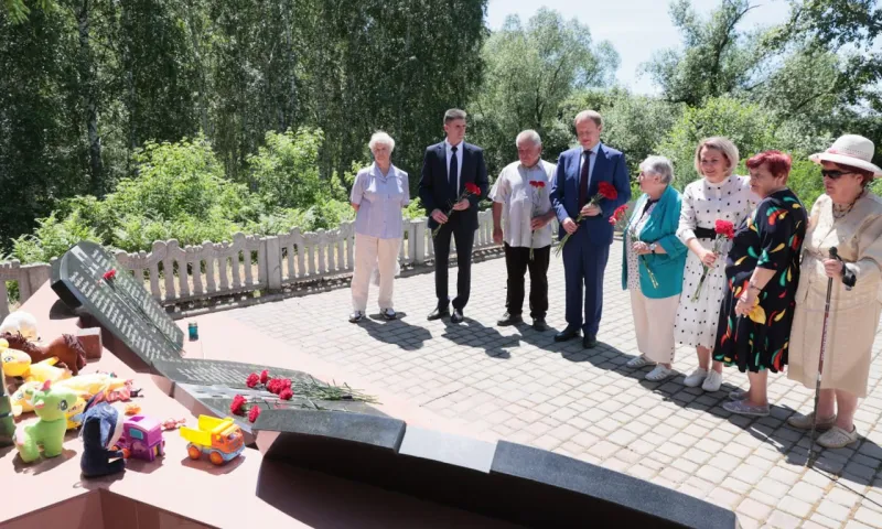 Виктор Томенко провел День памяти и скорби с жителями Троицкого района 