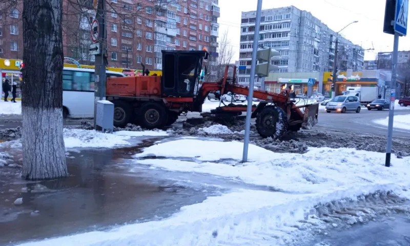 Коммунальную аварию на улице Юрина в Барнауле устранили
