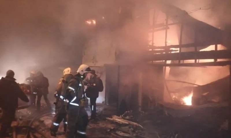 Серьёзный пожар в частном доме произошёл ночью в Барнауле