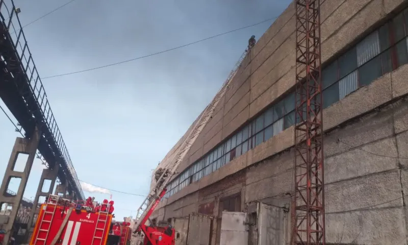 Алтайские пожарные спасли человека из огня