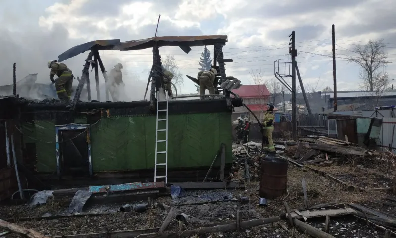 Жилой дом загорелся в Барнауле