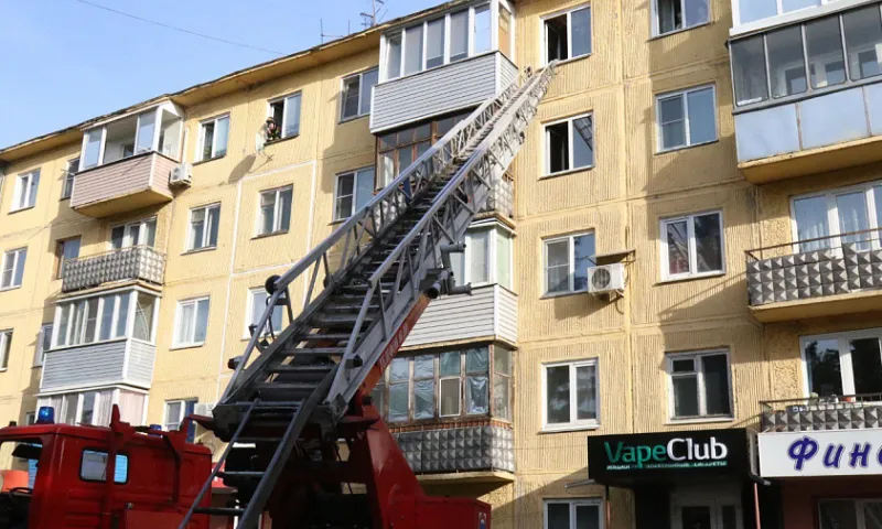 Сотрудники МЧС спасли двух людей при пожаре в Барнауле