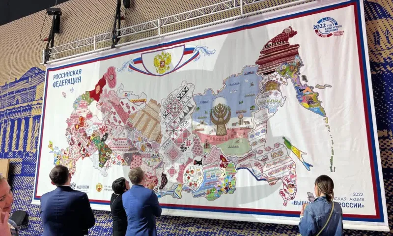 Вышитую карту России показали на ПМЭФ
