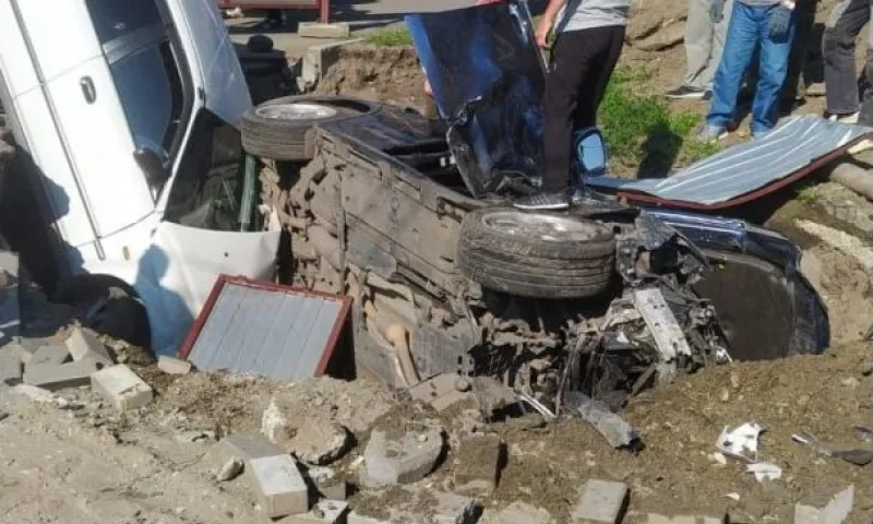 Два автомобиля провалились в яму в Бийске. Дополнено