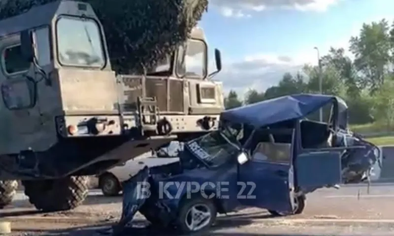 В Алтайском крае легковушка столкнулась с военным автомобилем