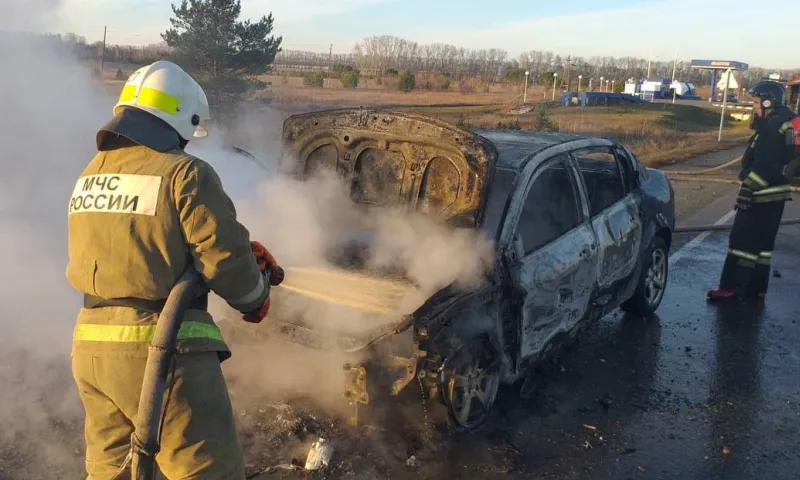 Cпасатели Алтайского края потушили горящий на трассе автомобиль
