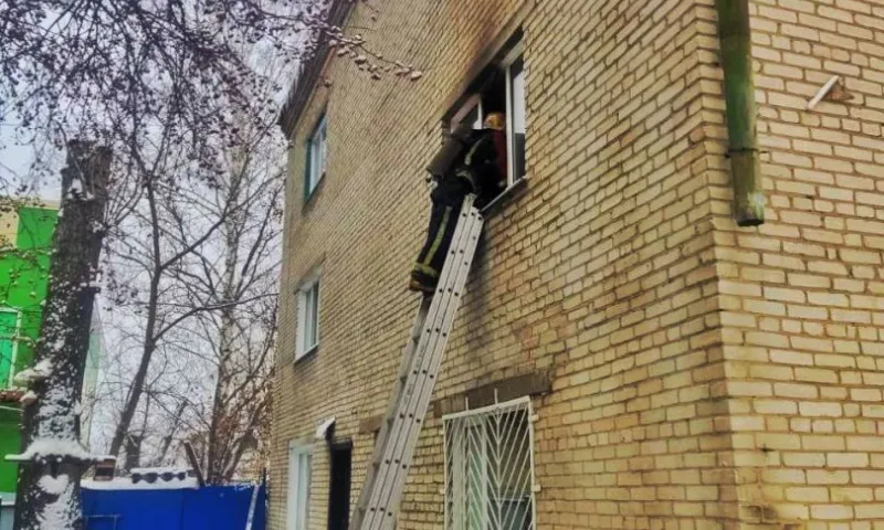 Пожарные Барнаула спасли 7 человек из горящего дома