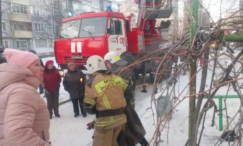 В Бийске пожарные спасли при возгорании 13 человек