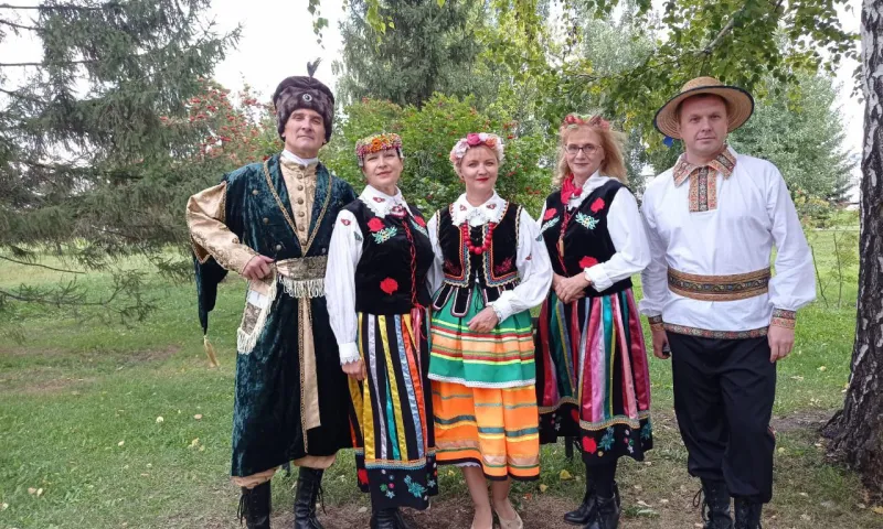 Все больше молодых людей в Алтайском крае хотят играть свадьбы в национальных костюмах