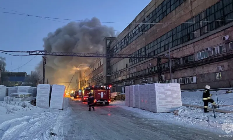 Трёх человек спасли при тушении пожара на шинном заводе в Барнауле