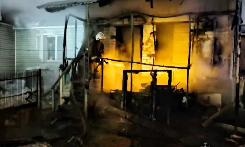 Пожар в частном доме ликвидировали в Барнауле