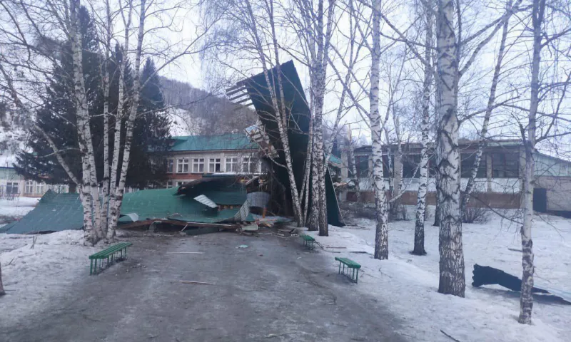 Крышу алтайской школы сорвало ветром. Её восстановят в кратчайшие сроки