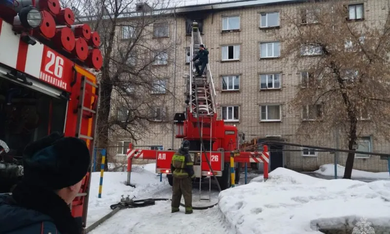15 человек эвакуировали при пожаре в жилом доме в Новоалтайске