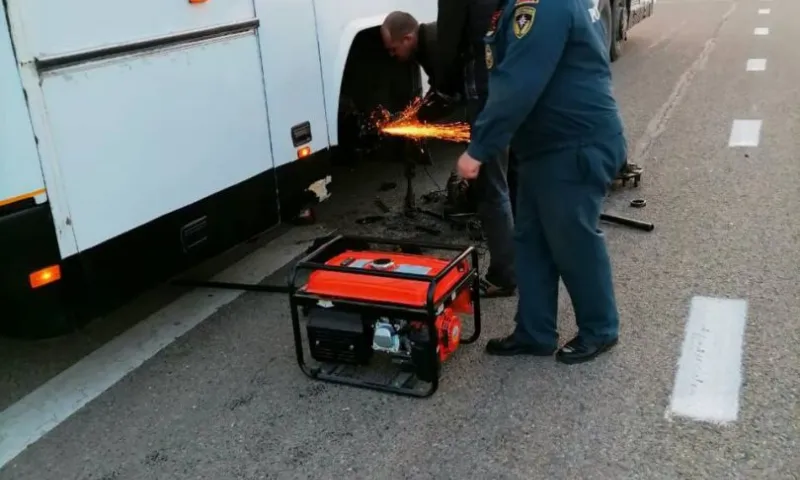 В Алтайском крае сотрудники МЧС устранили неисправность автобуса на ночной трассе