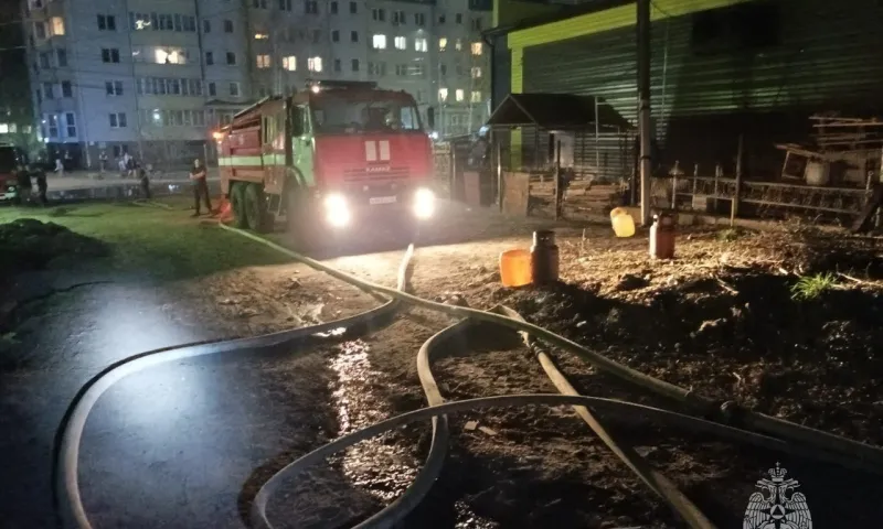 В Барнауле пожарные предотвратили взрыв газа при пожаре в жилом доме