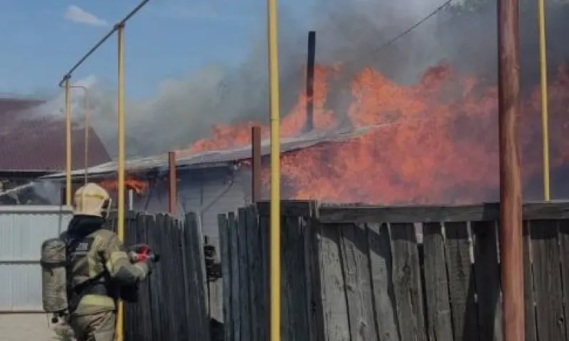 Пожарные ликвидировали возгорание в частном секторе Барнаула