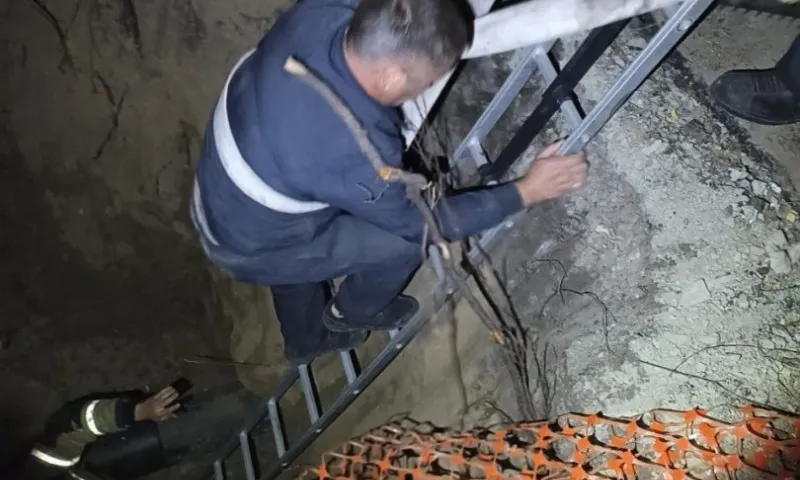 В Барнауле сотрудники МЧС спасли мужчину, упавшего в глубокую яму