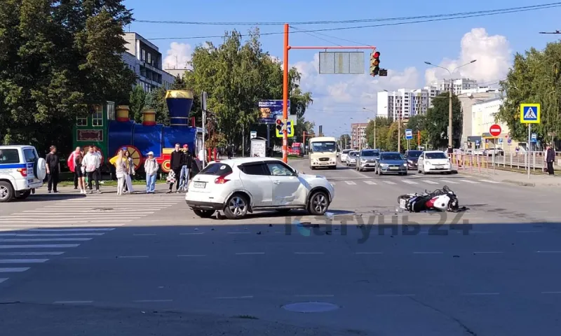 В центре Барнаула произошло серьёзное ДТП с участием мотоциклиста