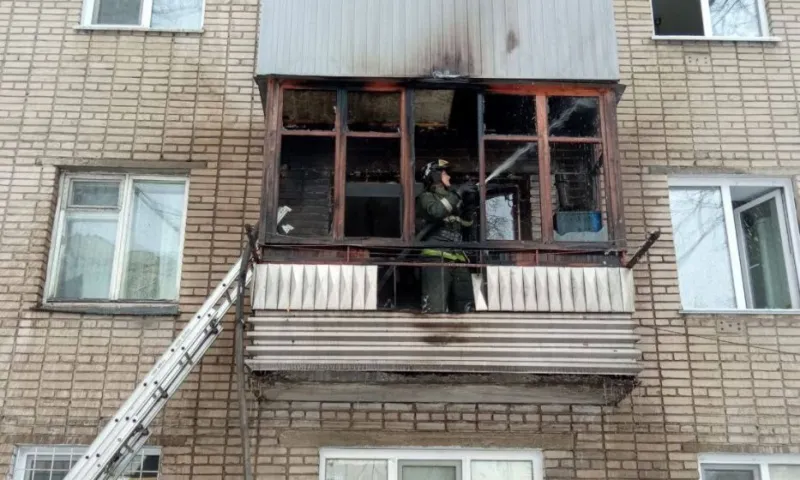 Пять человек эвакуировали из-за пожара в жилой многоэтажке Барнаула