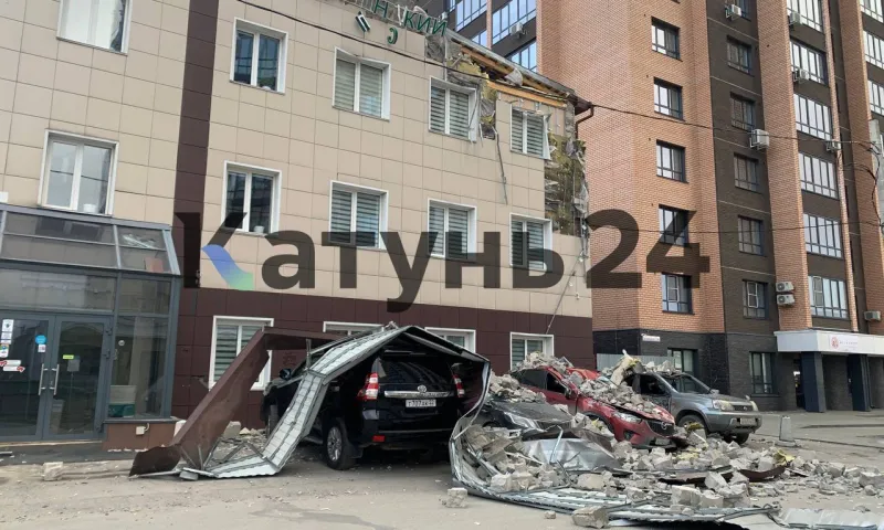 Обломки крыши обрушились на припаркованные автомобили в Барнауле
