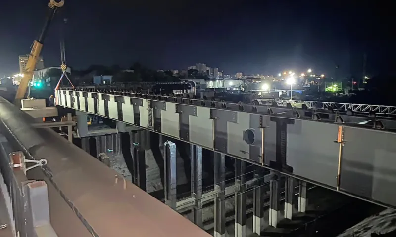 На путепроводе на проспекте Ленина в Барнауле смонтировали первую 48-метровую балку 