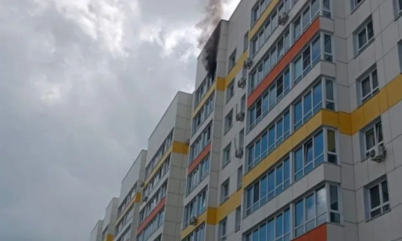 МЧС: 50 человек эвакуировались при пожаре в многоквартирном доме
