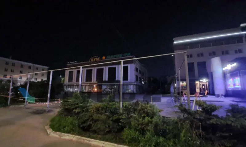 Возле барнаульского ЦУМа начали устанавливать забор