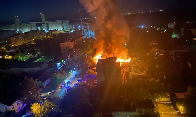 Крупный пожар ликвидировали этой ночью в Барнауле