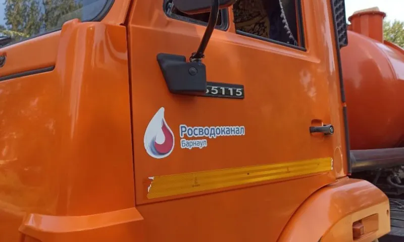 Холодную воду отключили из-за аварии в центре Барнаула 