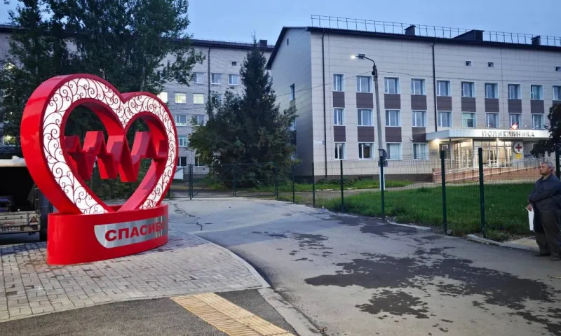 С любовью врачам: новый арт-объект в форме красного сердца установили в Заринске 