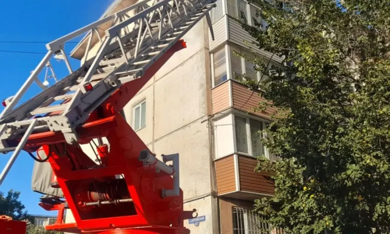 Девушку спасли из горящей квартиры в Рубцовске