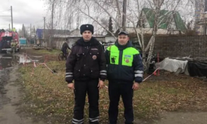 Сотрудники ДПС спасли водителя из полыхающей машины в Рубцовске