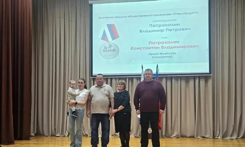 Барнаульскому пожарному присвоили медаль общественного признания «Отец солдата»