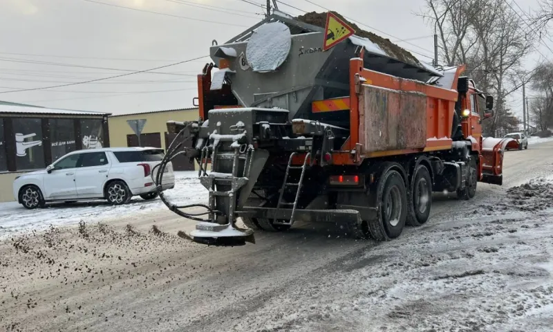 Дорожники чистят улицы от снега и наледи в Рубцовске