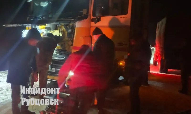 Жители Рубцовска спасли замерзающего водителя на федеральной трассе