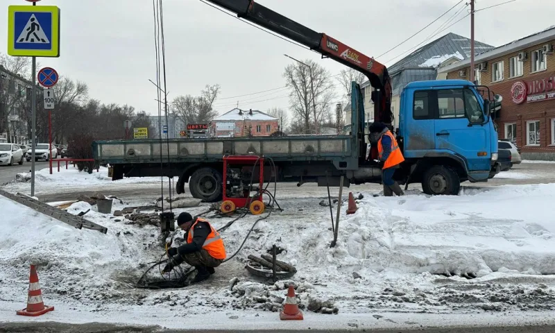 Специалисты очищают ливневые канализации в Бийске
